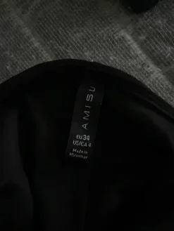 New Yorker Tyylikäs musta juhlahaalari strasseilla