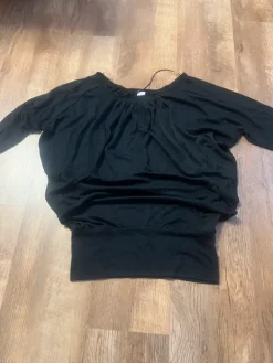 Hot Vila Tyylikäs musta -lepakkohihapaita