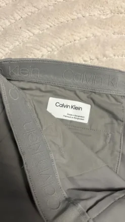 Calvin Klein Uudet shortsit, koko 33