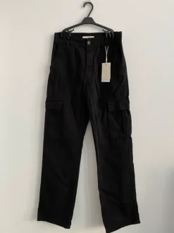 Clearance Stradivarius UUDET mustat cargohousut / NYA svarta cargobyxor - M/38