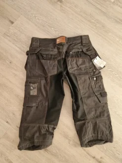 Outlet Uudet riipputaskuhousut (54)