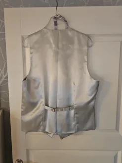 DOT Vaalea England liivi ja kravaatti (40)