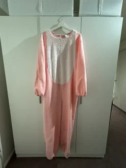 New Vaaleanpunainen pantteri -naamiaisasu