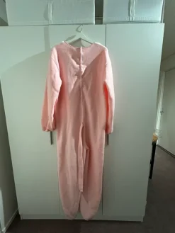 New Vaaleanpunainen pantteri -naamiaisasu