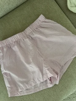 Best New Yorker vaaleanpunaiset shortsit