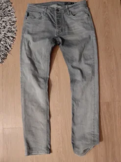 New Jack & Jones Vaalien harmaat farkut.