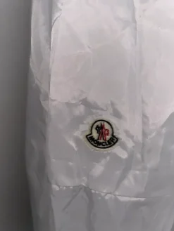 Online Moncler Valkoinen tuulitakki. M koko mutta fittaa S.