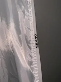 Online Moncler Valkoinen tuulitakki. M koko mutta fittaa S.