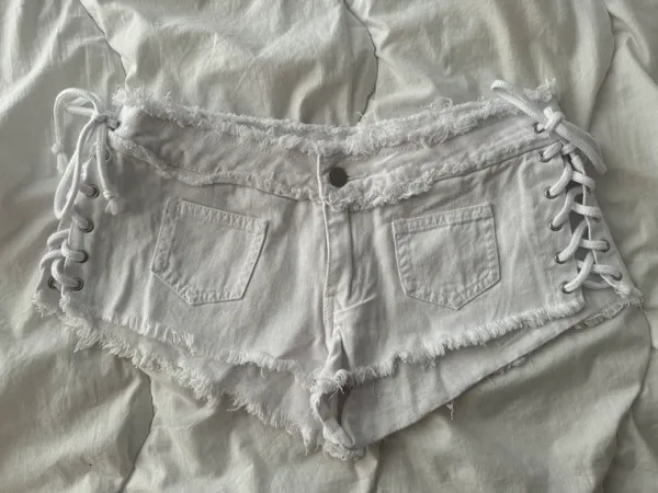 Outlet Valkoiset minishortsit