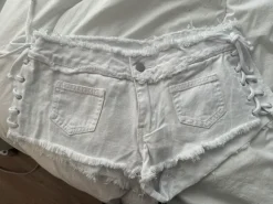 Outlet Valkoiset minishortsit