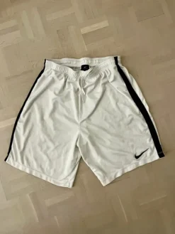 Discount Nike Valkoiset shortsit