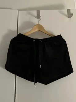 Gina Tricot Velour shortsit