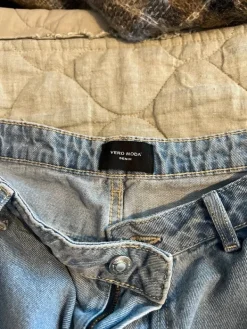 Outlet Vero Moda n leveät farkut