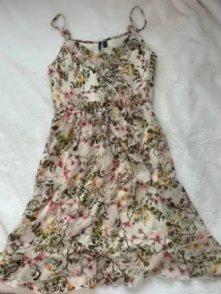 Hot VeroModa kukkainen kesämekko S