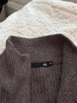 vetoketjullinen neule