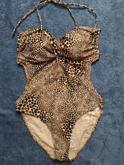 Discount Vähän käytetty kauniinmallinen uimapuku