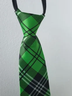 Hot Vihreä kravatti ja j-rock pinssi
