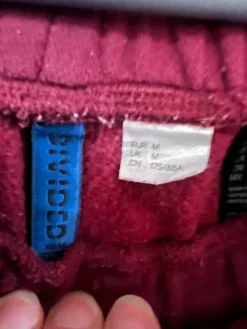 H&M Divided Viininpunaiset shortsit