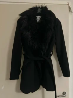 Sale Villakangastakki tekoturkiskauluksella