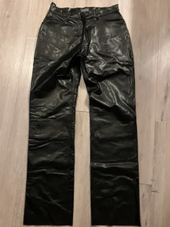 Discount Seppala Vinyyli housut 48 miesten