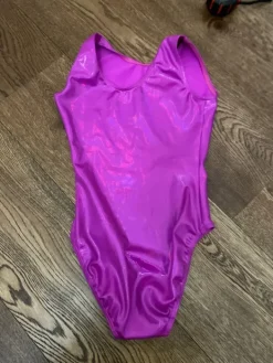 Clearance eitiedossa Voimistelupuku