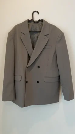 Weekday 48/50 oversize pukusetti