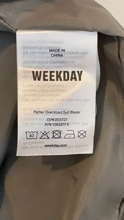 Weekday 48/50 oversize pukusetti