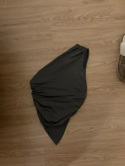 Clearance Yksi olkaiminen toppi