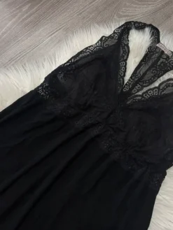 Anna Field Yömekko pitsillä